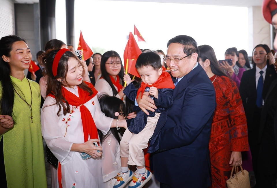 Staff of the Vietnamese Embassy and members of the Vietnamese community in Kuwait welcome Prime Minister Pham Minh Chinh and his spouse. (Photo: Duong Giang/VNA)