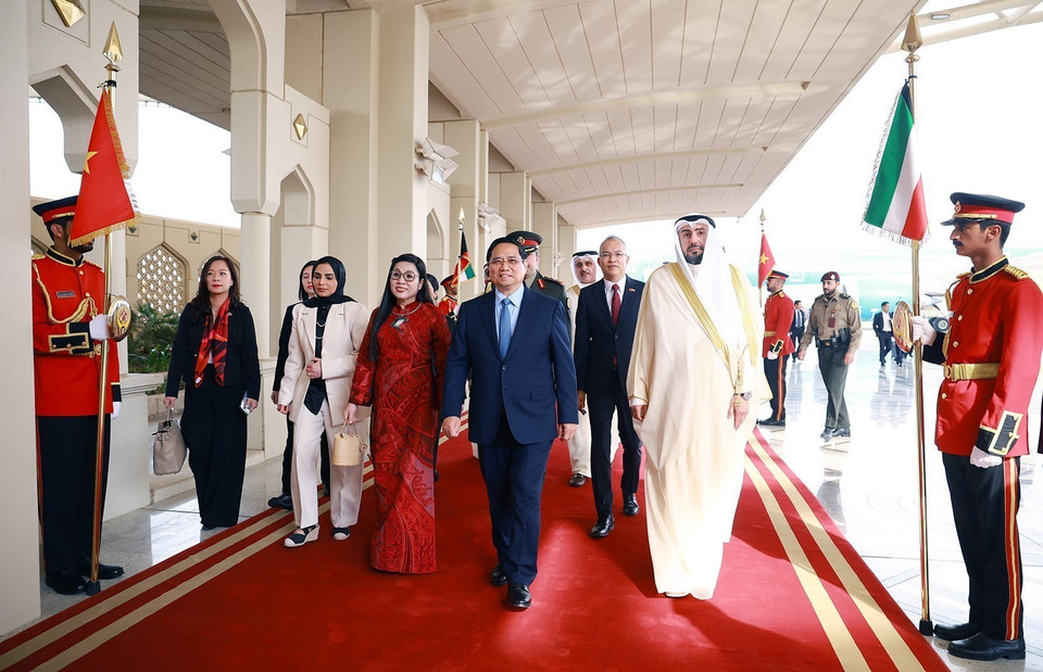 Welcome ceremony for Prime Minister Pham Minh Chinh and his spouse at the start of their official visit to Kuwait. (Photo: Duong Giang/VNA)