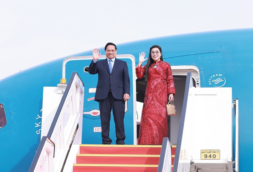 Prime Minister Pham Minh Chinh and his spouse arrive in Kuwait to begin their official visit. (Photo: Duong Giang/VNA)
