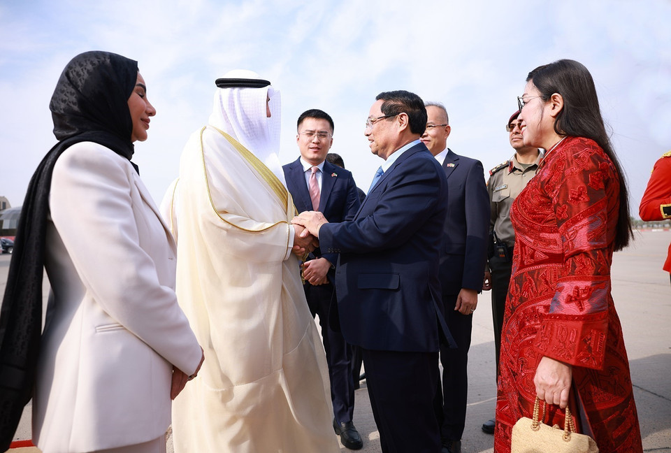 Welcome ceremony for Prime Minister Pham Minh Chinh and his spouse at the start of their official visit to Kuwait. (Photo: Duong Giang/VNA)