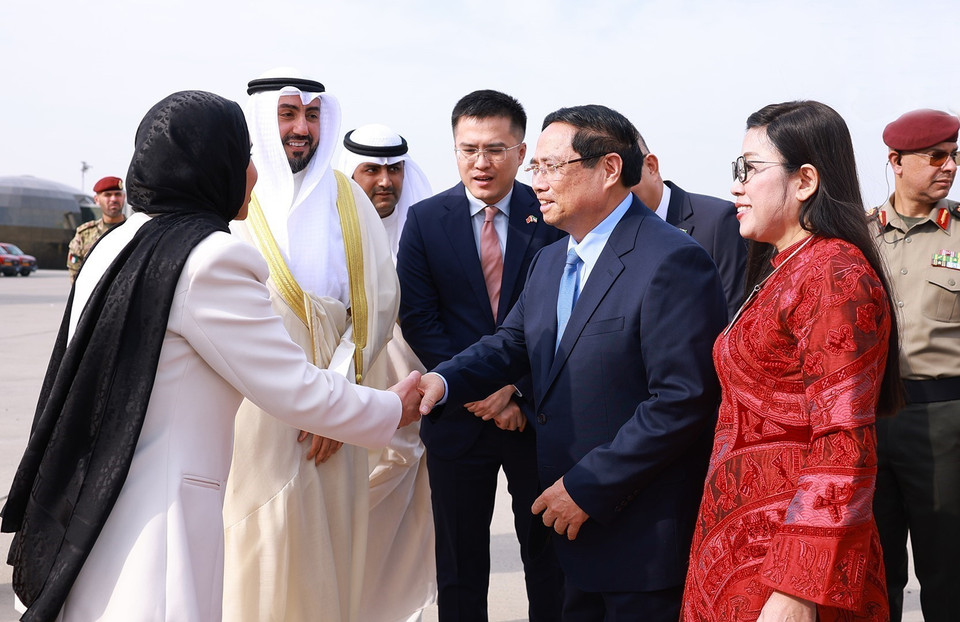 Welcome ceremony for Prime Minister Pham Minh Chinh and his spouse at the start of their official visit to Kuwait. (Photo: Duong Giang/VNA)