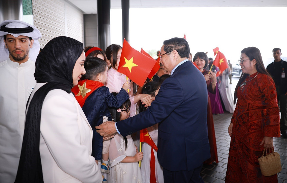 Staff of the Vietnamese Embassy and members of the Vietnamese community in Kuwait welcome Prime Minister Pham Minh Chinh and his spouse. (Photo: Duong Giang/VNA)