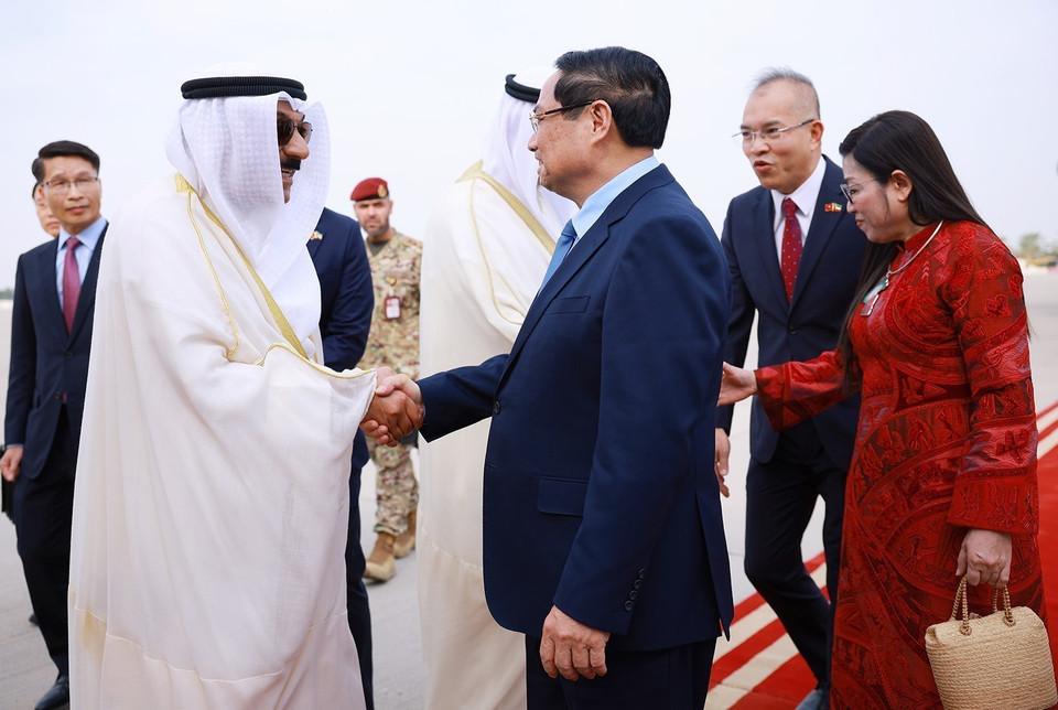 Welcome ceremony for Prime Minister Pham Minh Chinh and his spouse at the start of their official visit to Kuwait. (Photo: Duong Giang/VNA)