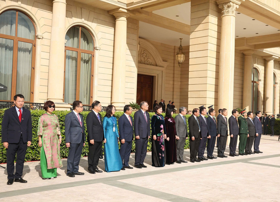 Members of the high-ranking Vietnamese delegation attend the welcome ceremony. (Photo: Thong Nhat – VNA)