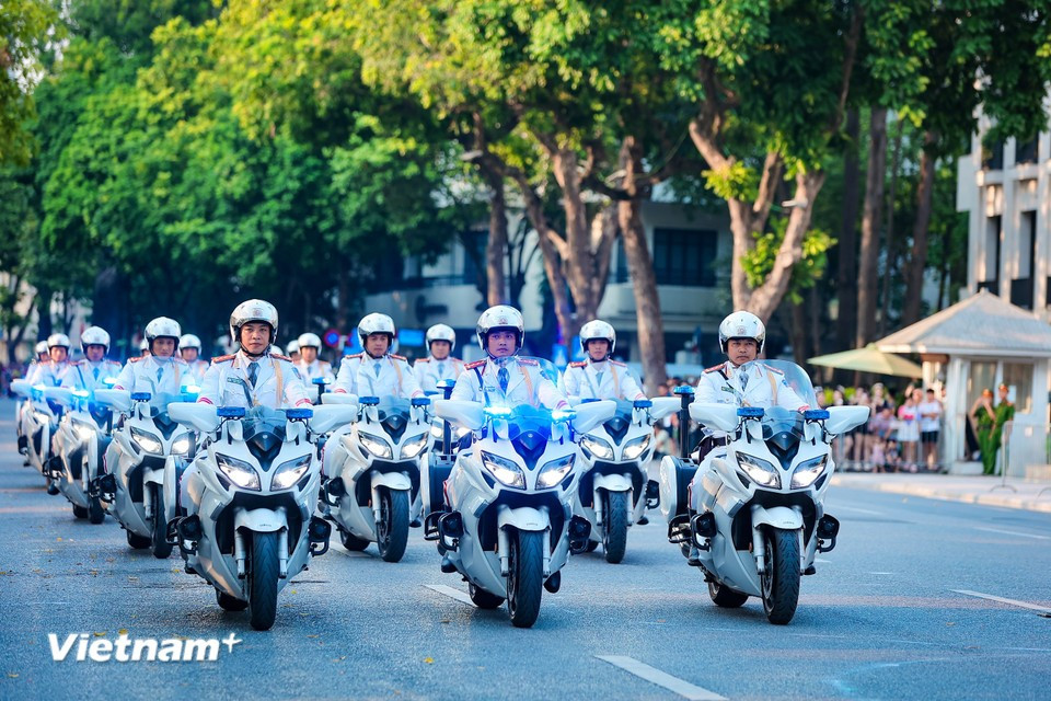 The formation then transitions smoothly into a three-column arrangement. (Photo: Hoai Nam/Vietnam+)
