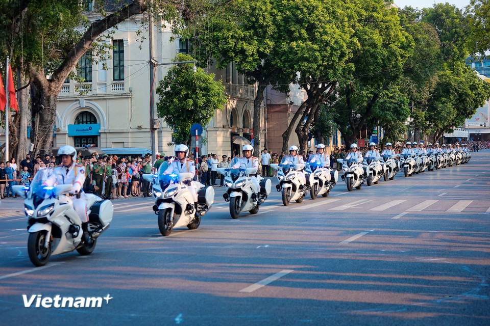 They showcase expert motorcycle riding skills while moving in a single-file formation. (Photo: Hoai Nam/Vietnam+)