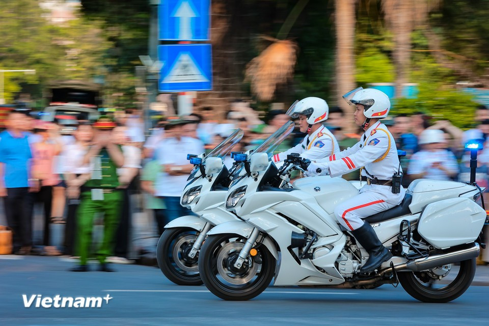 The performance continues with motorcycles moving in a fan-shaped formation inside a circle. (Photo: Hoai Nam/Vietnam+)