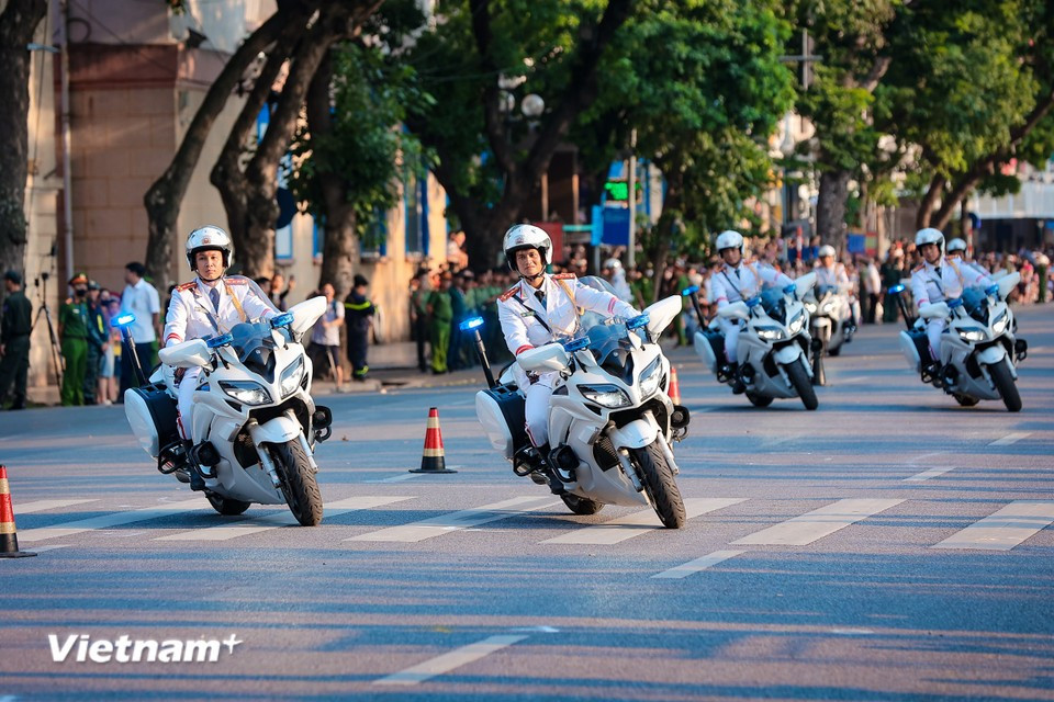 Motorcycles weave through cones in a precise zigzag pattern. (Photo: Hoai Nam/Vietnam+)