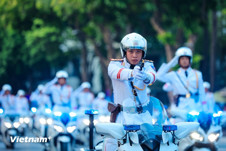 Shooting skills are demonstrated on the motorcycles. (Photo: Hoai Nam/Vietnam+)