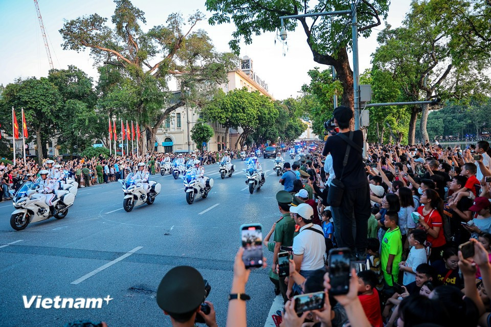 One of the most stunning acts, attracting tens of thousands of spectators, is the motorcycle escort performance. (Photo: Hoai Nam/Vietnam+)