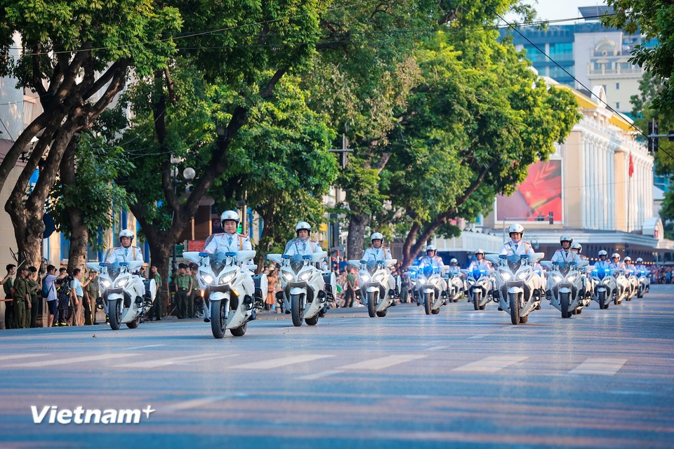 The team demonstrates an upgraded cone-shaped formation used to escort Heads of State. (Photo: Hoai Nam/Vietnam+)