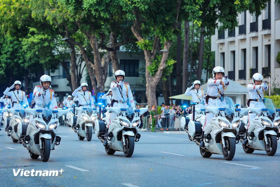 Officers perform advanced riding techniques, including saluting and shooting while controlling their motorcycles. (Photo: Hoai Nam/Vietnam+)