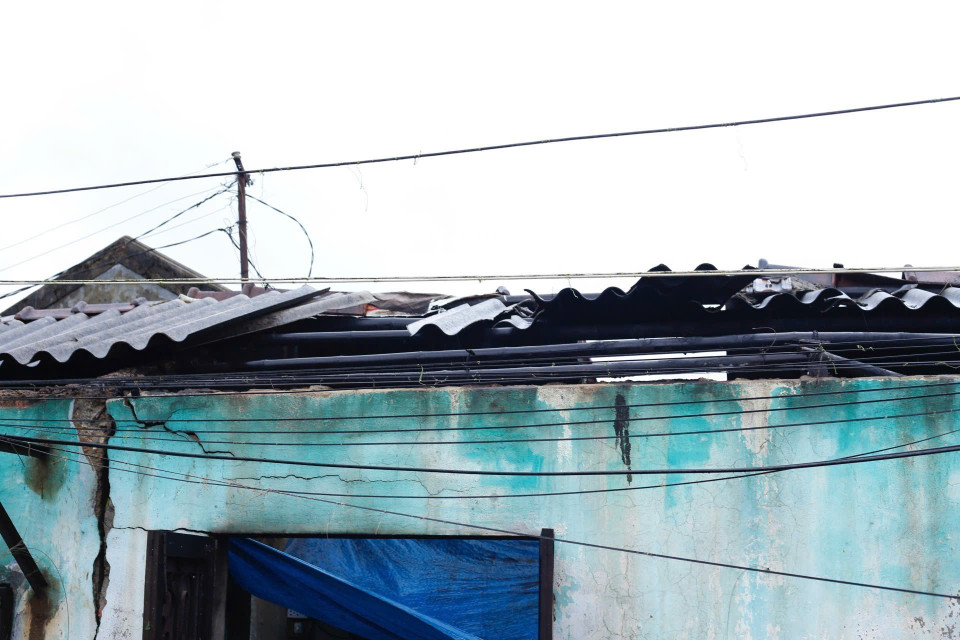 A house in Quang Dien commune has its roof blown off. (Photo: VNA)