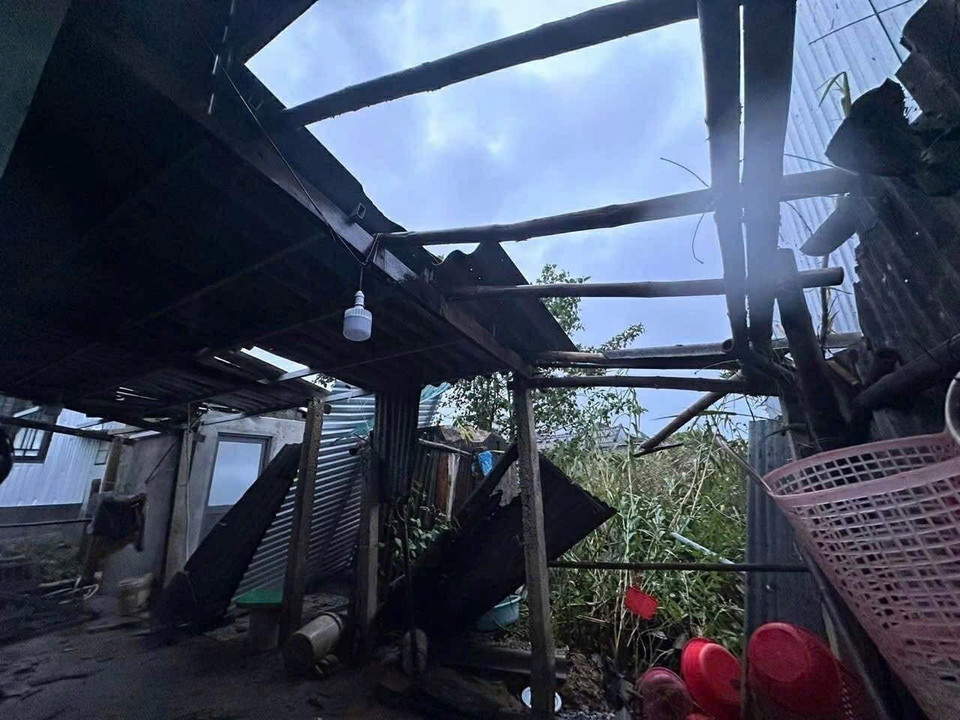 A house in Quang Dien commune has its roof blown off. (Photo: VNA)