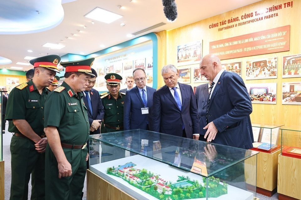 Chairman of the State Duma of the Russian Federation Vyacheslav Volodin visits the traditional hall of the Vietnam–Russia Tropical Center. (Photo: Minh Duc – VNA)