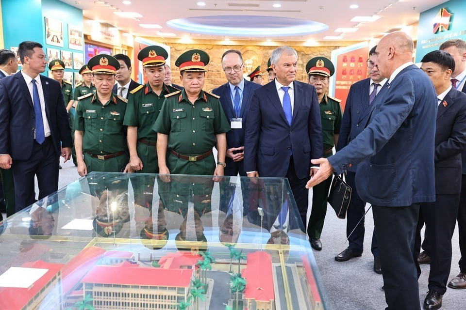 Chairman of the State Duma of the Russian Federation Vyacheslav Volodin visits the traditional hall of the Vietnam–Russia Tropical Center. (Photo: Minh Duc – VNA)