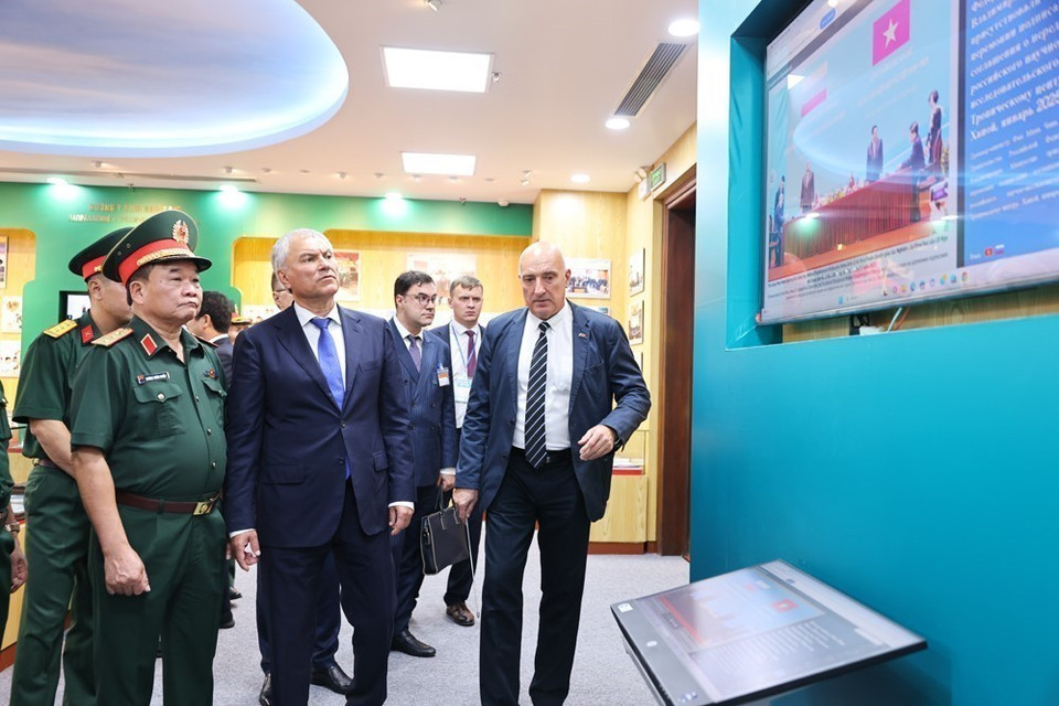 Chairman of the State Duma of the Russian Federation Vyacheslav Volodin visits the traditional hall of the Vietnam–Russia Tropical Center. (Photo: Minh Duc – VNA)