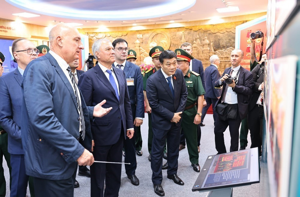 Chairman of the State Duma of the Russian Federation Vyacheslav Volodin visits the traditional hall of the Vietnam–Russia Tropical Center. (Photo: Minh Duc – VNA)