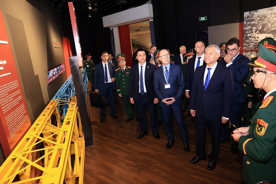 Chairman of the State Duma of the Russian Federation Vyacheslav Volodin and a high-ranking delegation visit the Vietnam Military History Museum. (Photo: Tuan Anh – VNA)