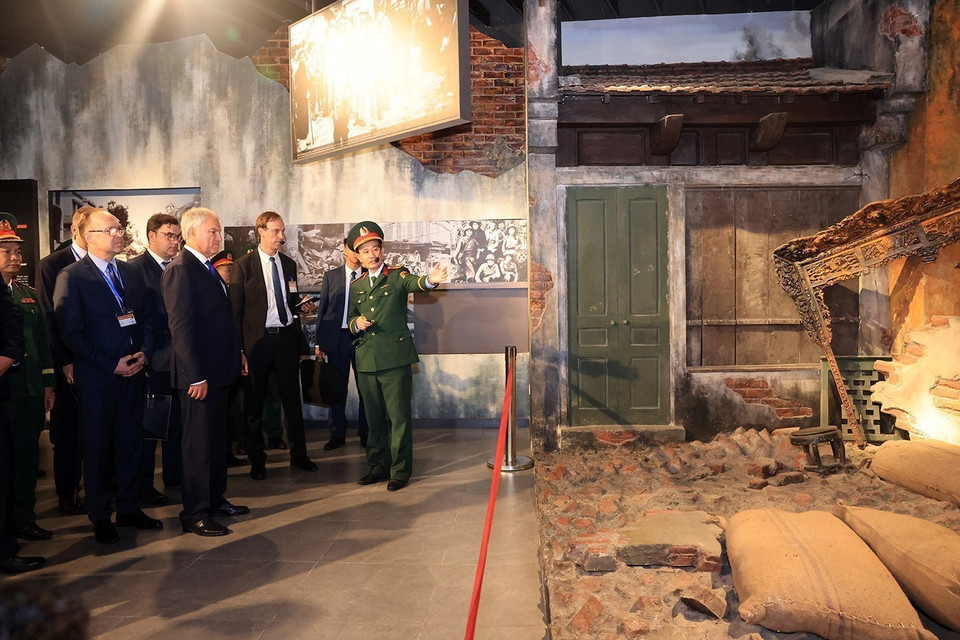 Officials of the Vietnam Military History Museum introduce exhibits to Chairman of the State Duma of the Russian Federation Vyacheslav Volodin and the delegation. (Photo: Tuan Anh – VNA)