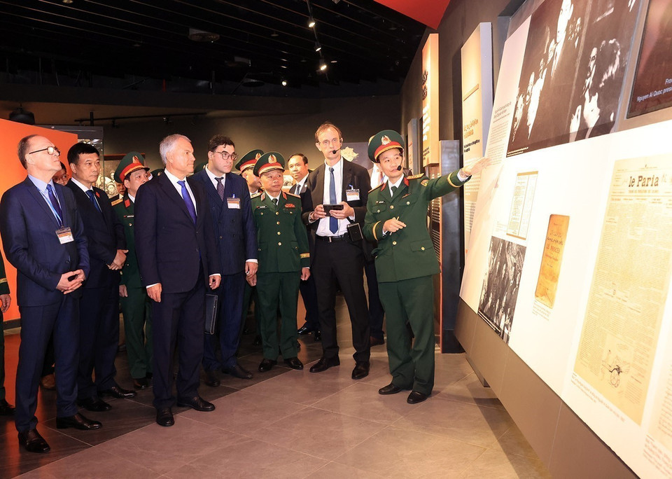 Officials of the Vietnam Military History Museum introduce exhibits to Chairman of the State Duma of the Russian Federation Vyacheslav Volodin and the delegation. (Photo: Tuan Anh – VNA)