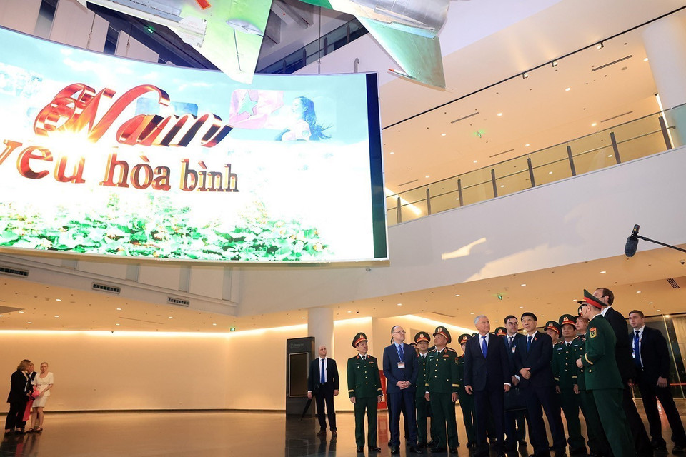 Chairman of the State Duma of the Russian Federation Vyacheslav Volodin and a high-ranking delegation visit the Vietnam Military History Museum. (Photo: Tuan Anh – VNA)