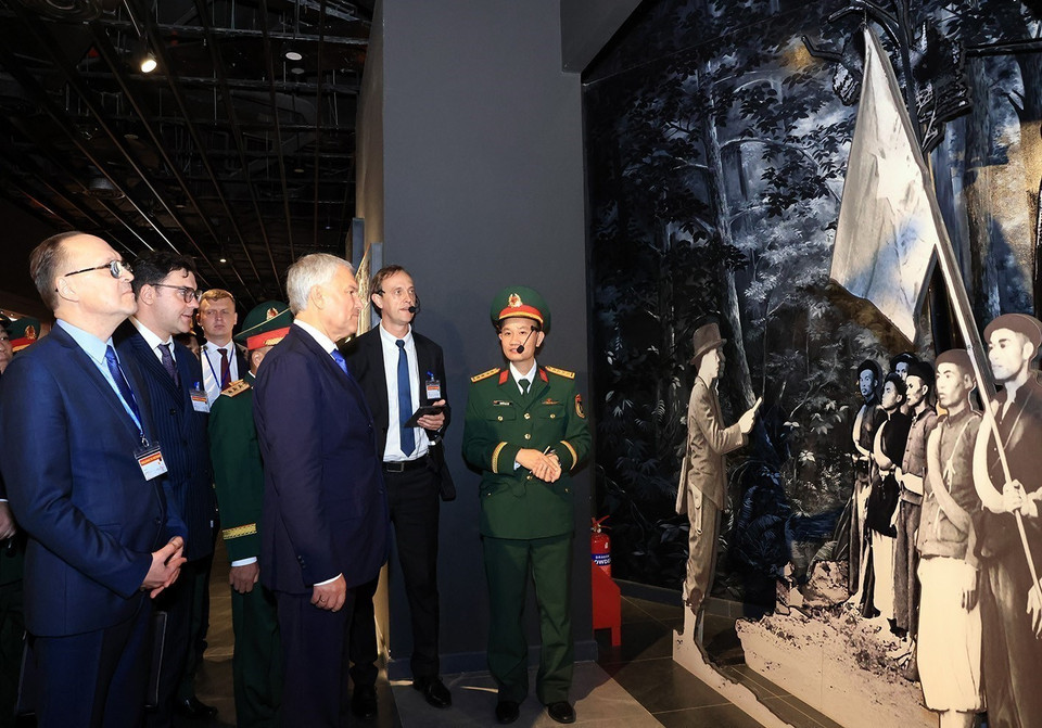 Chairman of the State Duma of the Russian Federation Vyacheslav Volodin and a high-ranking delegation visit the Vietnam Military History Museum. (Photo: Tuan Anh – VNA)
