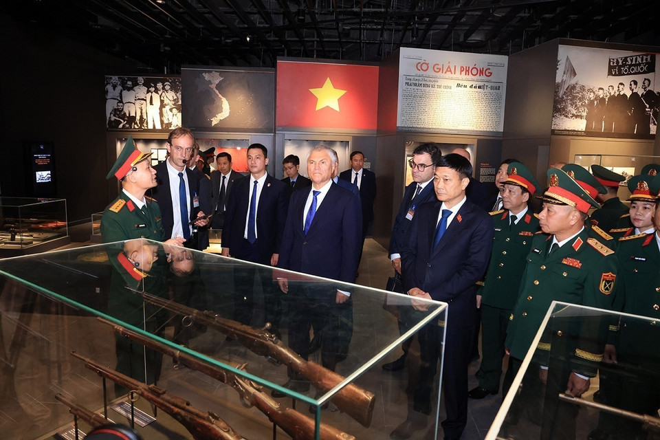 Chairman of the State Duma of the Russian Federation Vyacheslav Volodin and a high-ranking delegation visit the Vietnam Military History Museum. (Photo: Tuan Anh – VNA)