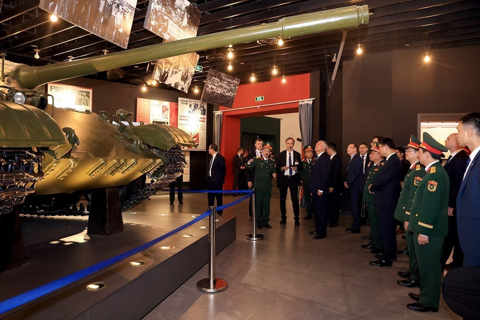 Officials of the Vietnam Military History Museum introduce exhibits to Chairman of the State Duma of the Russian Federation Vyacheslav Volodin and the delegation. (Photo: Tuan Anh – VNA)