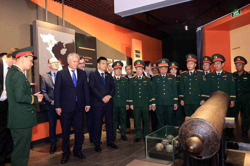 Chairman of the State Duma of the Russian Federation Vyacheslav Volodin and a high-ranking delegation visit the Vietnam Military History Museum. (Photo: Tuan Anh – VNA)