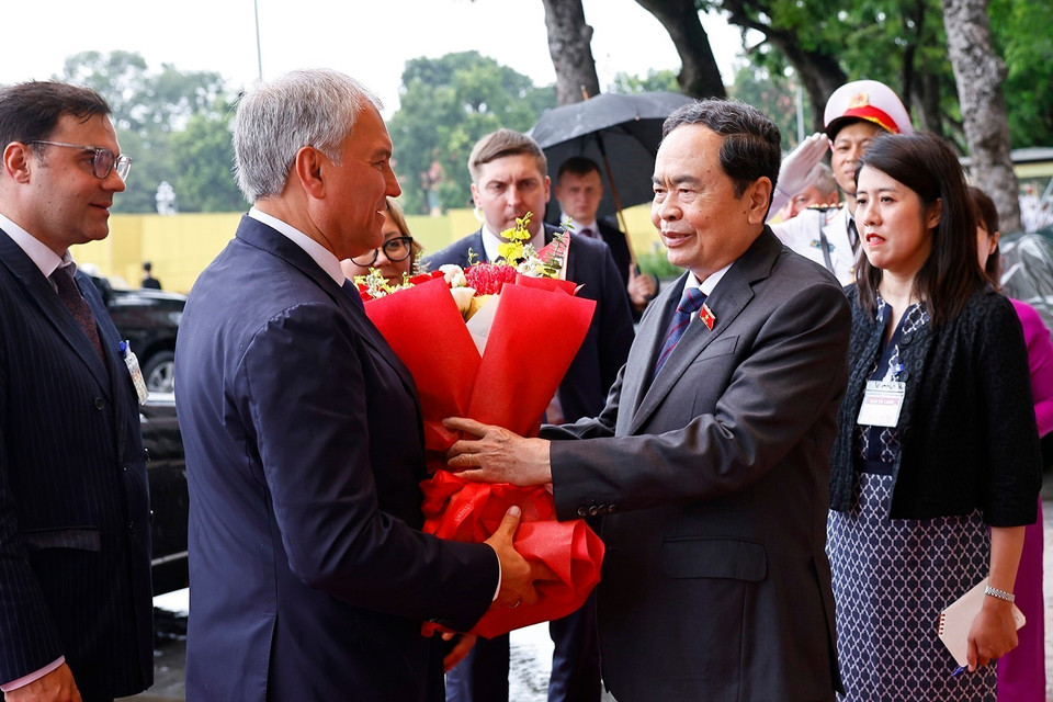 National Assembly Chairman Tran Thanh Man welcomes Chairman of the Russian State Duma Vyacheslav Volodin. (Photo: Doan Tan – VNA)