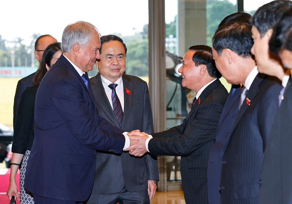 National Assembly Chairman Tran Thanh Man introduces members of the Vietnamese delegation to Chairman of the Russian State Duma Vyacheslav Volodin. (Photo: Doan Tan – VNA)