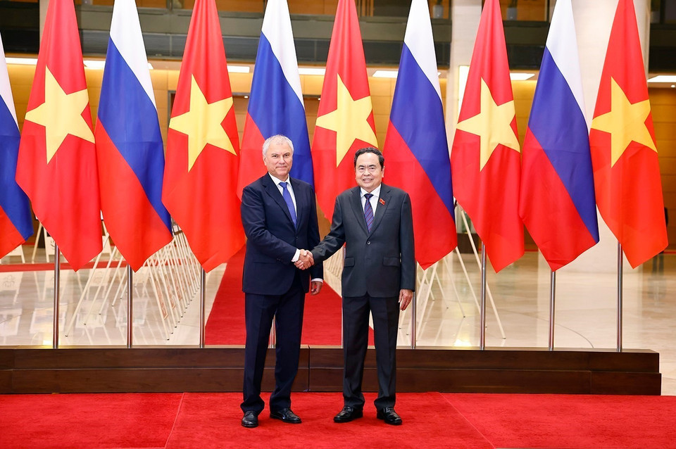 National Assembly Chairman Tran Thanh Man welcomes Chairman of the Russian State Duma Vyacheslav Volodin. (Photo: Doan Tan – VNA)