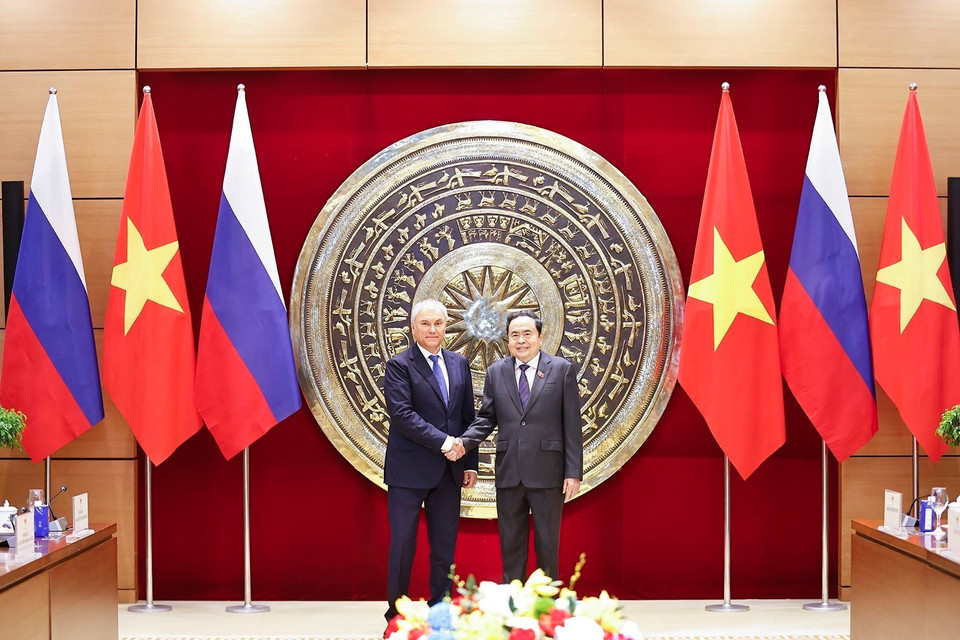 National Assembly Chairman Tran Thanh Man welcomes Chairman of the Russian State Duma Vyacheslav Volodin. (Photo: Doan Tan – VNA)
