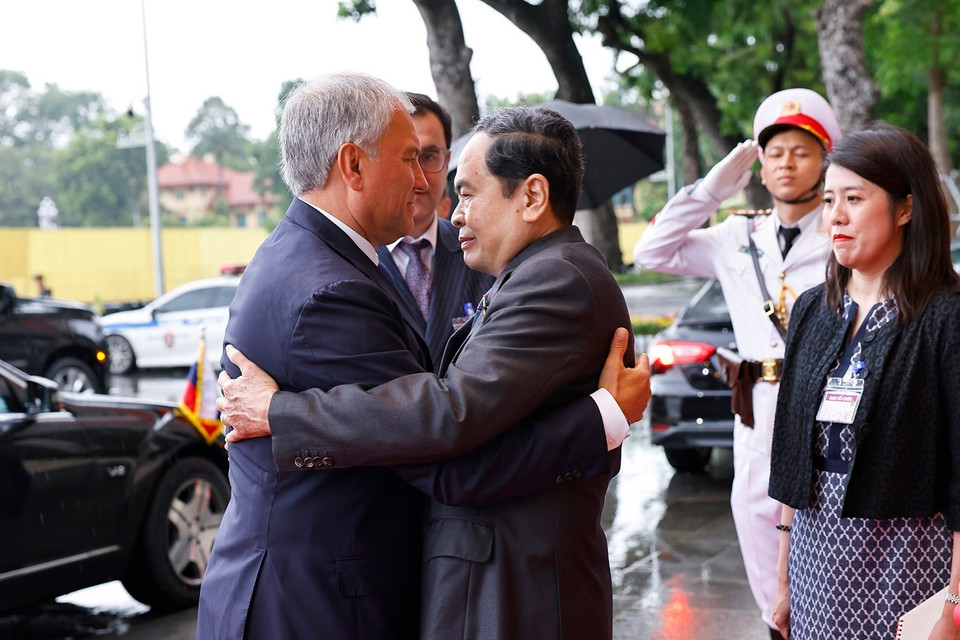 National Assembly Chairman Tran Thanh Man welcomes Chairman of the Russian State Duma Vyacheslav Volodin. (Photo: Doan Tan – VNA)