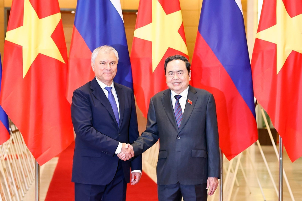 National Assembly Chairman Tran Thanh Man welcomes Chairman of the Russian State Duma Vyacheslav Volodin. (Photo: Doan Tan – VNA)