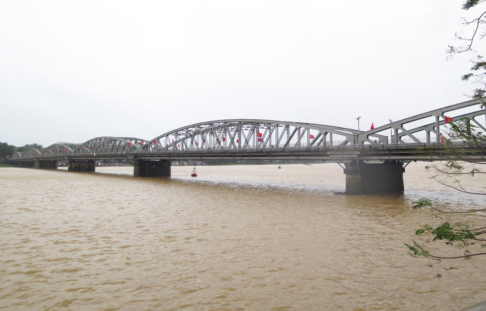 Water levels on the Huong River in Hue city rise above alarm level 1 on the morning of September 28. (Photo: Nguyen Ly – VNA)