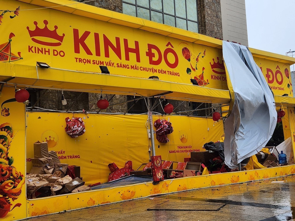 A stall in the city center is affected by Typhoon Bualoi. (Photo: Mai Trang – VNA)