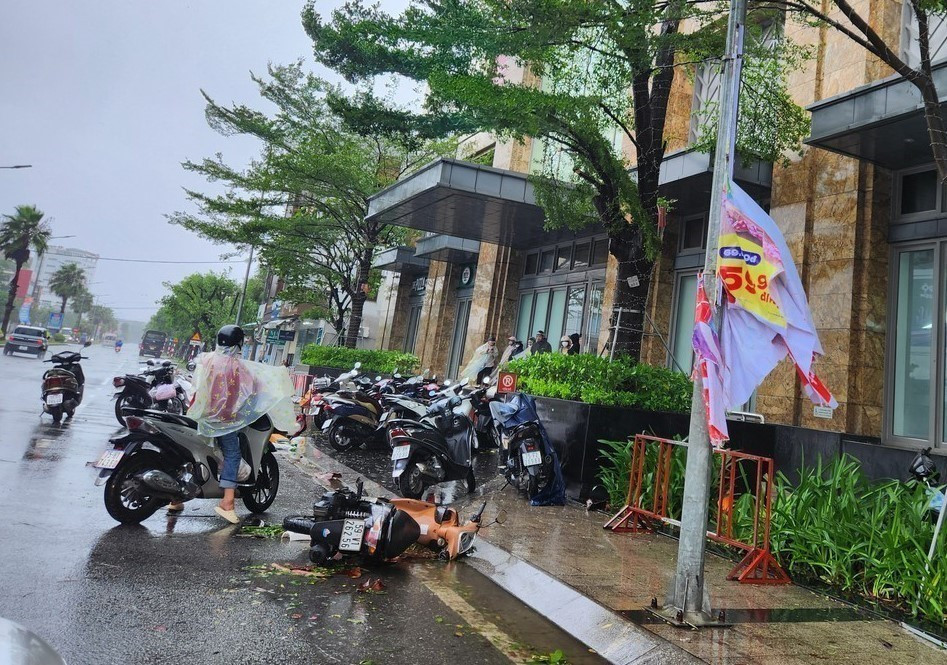 Many vehicles are toppled on the streets, making it difficult for residents to travel. (Photo: Mai Trang – VNA)