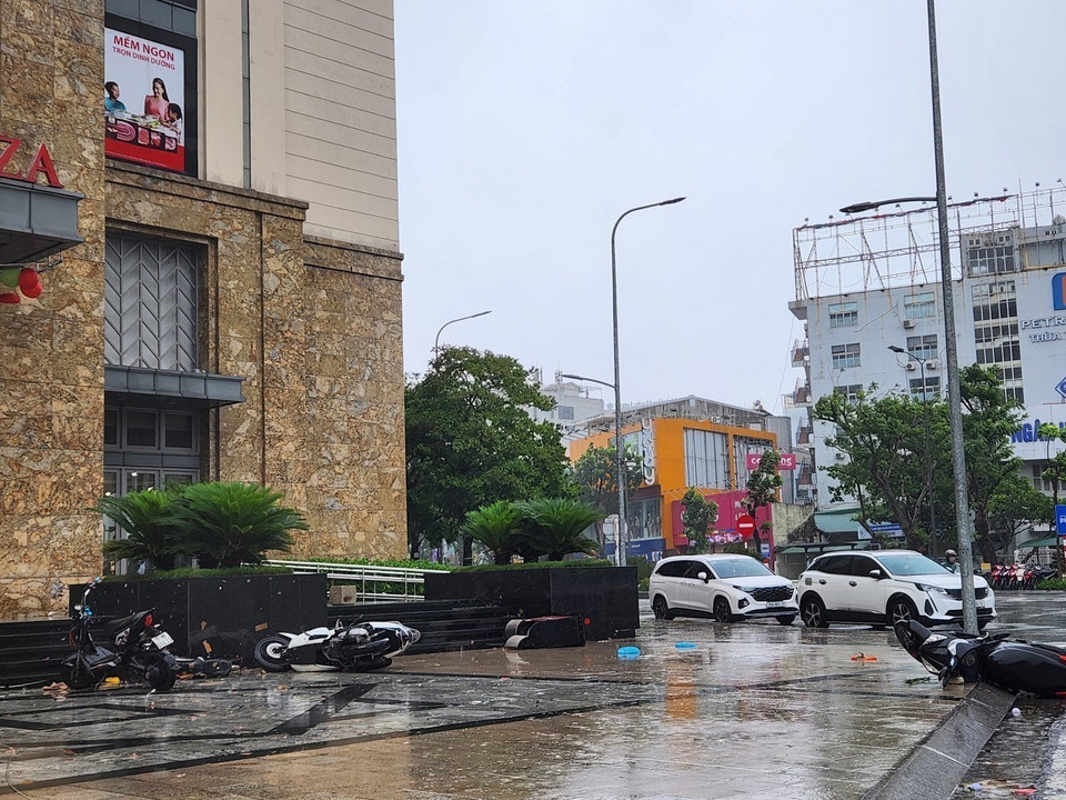 Dozens of motorbikes are knocked over by strong winds. (Photo: Mai Trang – VNA)