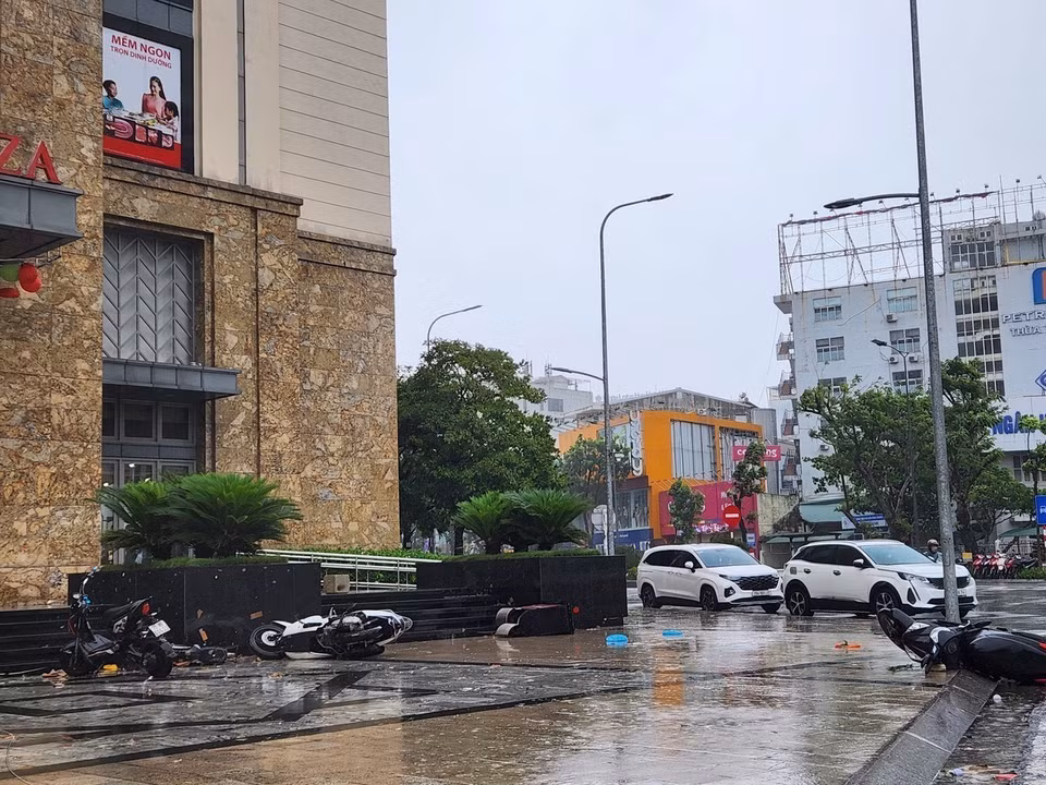 Dozens of motorbikes are knocked over by strong winds. (Photo: Mai Trang – VNA)