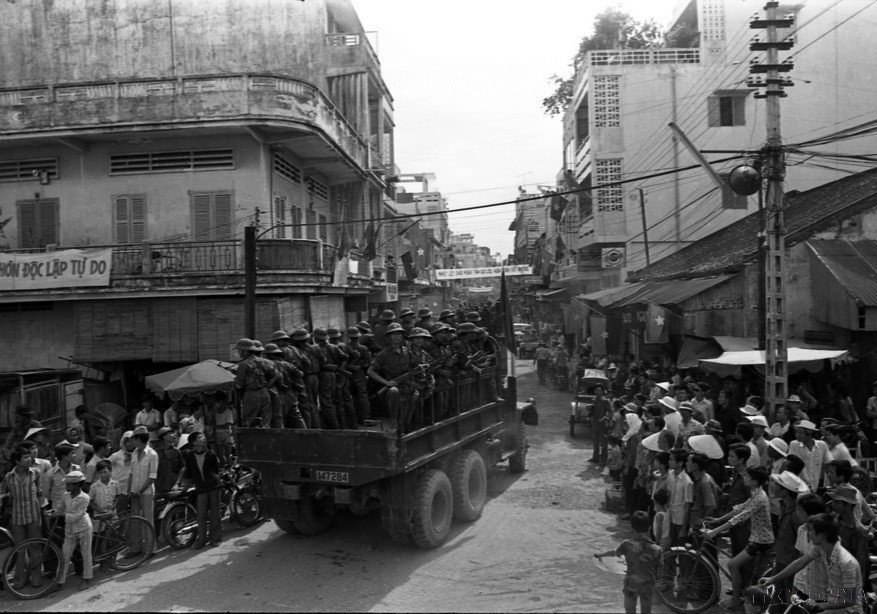 Division 304 soldiers march down Thi Nghe Street toward central Saigon on the morning of April 30, 1975. (Photo: Quang Khanh/VNA)