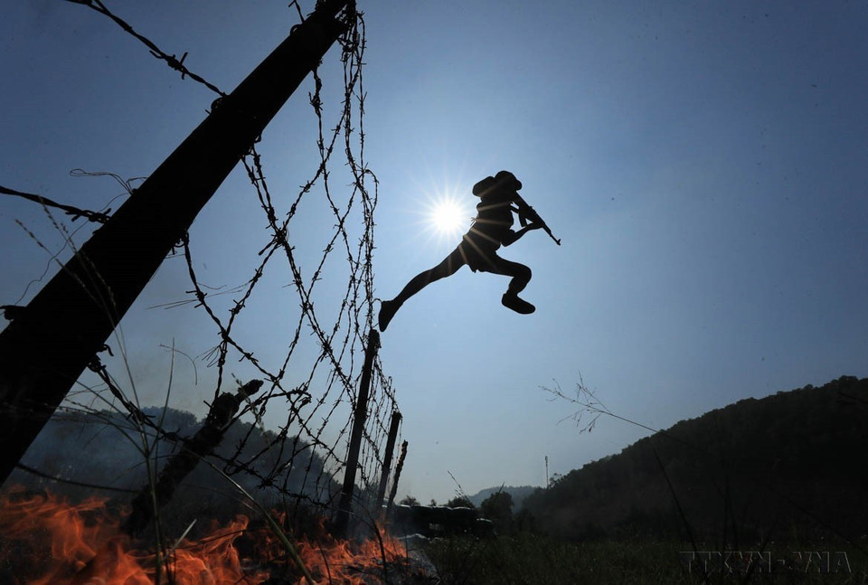 Photography serves as a powerful medium for promoting Vietnam’s culture and people to the world. In the photo: Jumping through fire, an intense warm-up drill that builds the resilience and combat spirit of special forces soldiers, is captured by a Vietnam News Agency photojournalist. (Photo: VNA)