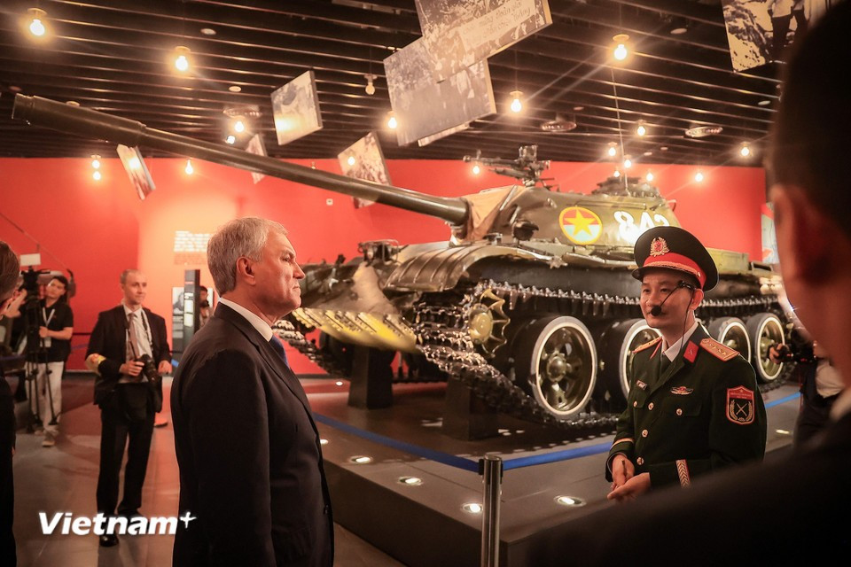 Chairman of the State Duma of the Russian Federation Vyacheslav Volodin and a high-ranking delegation visit the Vietnam Military History Museum. (Photo: Tuan Anh – VNA)