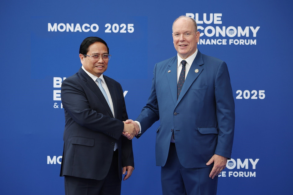 Prince Albert II of Monaco welcomes Prime Minister Pham Minh Chinh to the Blue Economy and Finance Forum. (Photo: Duong Giang – VNA)