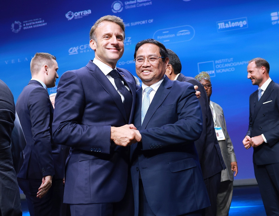 Prime Minister Pham Minh Chinh and French President Emmanuel Macron at the Blue Economy and Finance Forum. (Photo: Duong Giang – VNA)