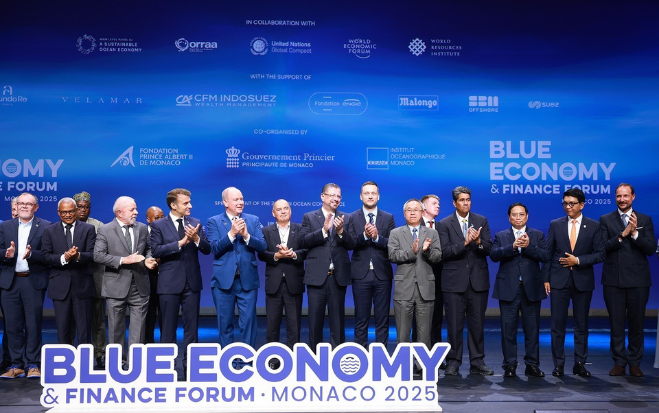 Prime Minister Pham Minh Chinh and heads of delegation attend the Blue Economy and Finance Forum in Monaco. (Photo: Duong Giang – VNA)