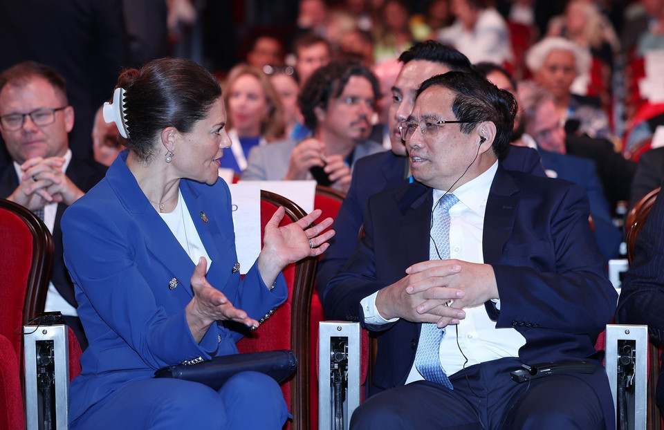 Prime Minister Pham Minh Chinh in conversation with Princess Victoria Ingrid Alice Désirée of Sweden. (Photo: Duong Giang – VNA)