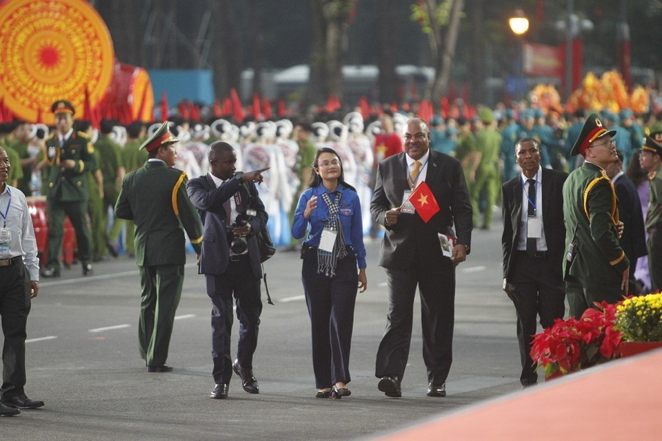 International guests arrive at the grandstand area on Le Duan Street, District 1. (Photo: VNA)