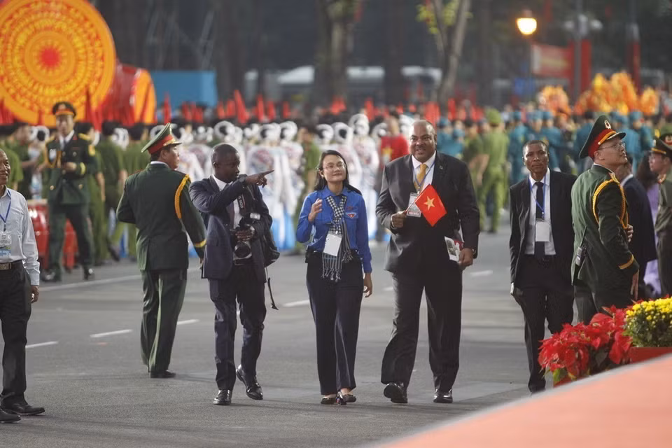 International guests arrive at the grandstand area on Le Duan Street, District 1. (Photo: VNA)